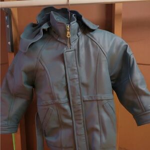 Genuine leather Black Kids Jacket size 6 unisex with detachable fur hood🌺